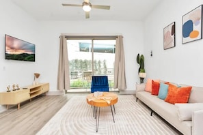 Living area - Modern 1BDR, W/Parking & Pool, Downtown Houston (Houston)