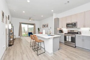 Private kitchen - Modern 1BDR, W/Parking & Pool, Downtown Houston (Houston)