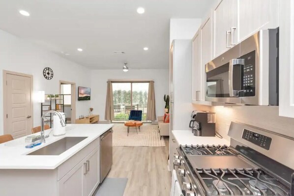 Private kitchen - Modern 1BDR, W/Parking & Pool, Downtown Houston (Houston)