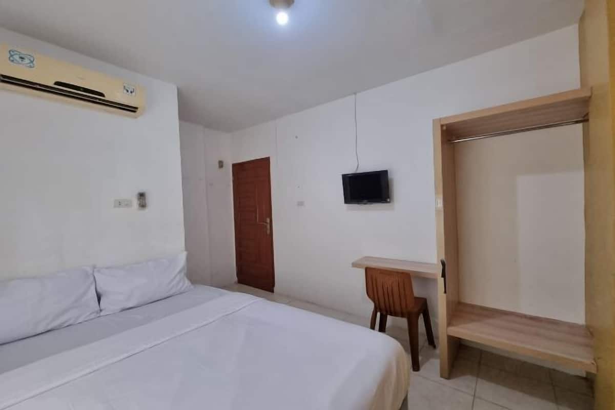 Escritorio, espacio para trabajar con laptop y ropa de cama