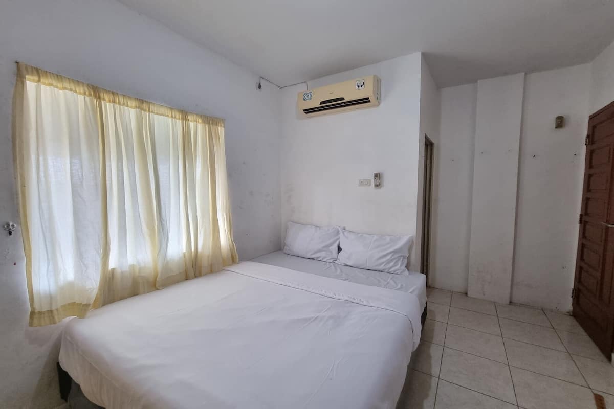 Escritorio, espacio para trabajar con laptop y ropa de cama