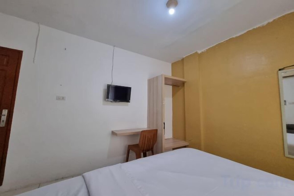 Escritorio, espacio para trabajar con un portátil, ropa de cama