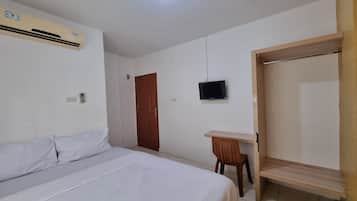 Standard Double Room | Desk, laptop workspace, bed sheets