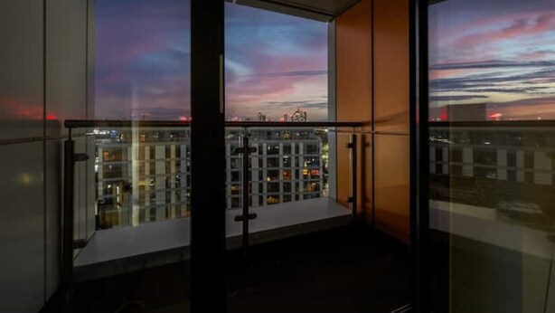 Ein Balkon mit Blick auf die Stadt im Abenddämmerung.