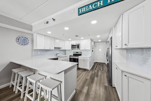 Refrigerador, microondas, horno, placa de cocina
