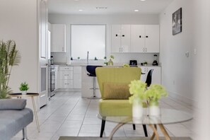Interior - City View 2BR I Parking I King Bed I Workspace (Dallas)