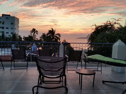 Studio apartment in great location with a beautiful pool/garden area.