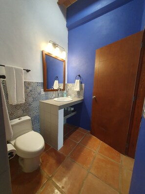 Haartrockner, Handtücher, Seife, Toilettenpapier
