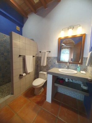 Haartrockner, Handtücher, Seife, Toilettenpapier