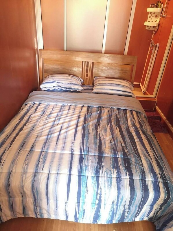 4 dormitorios, tabla de planchar con plancha, wifi y ropa de cama