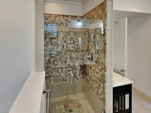 Huis, Meerdere bedden, terras, uitzicht op zwembad | Badkamer | Designer toiletartikelen, handdoeken, zeep, shampoo
