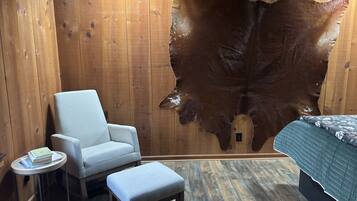 3 bedrooms, desk, iron/ironing board, travel crib