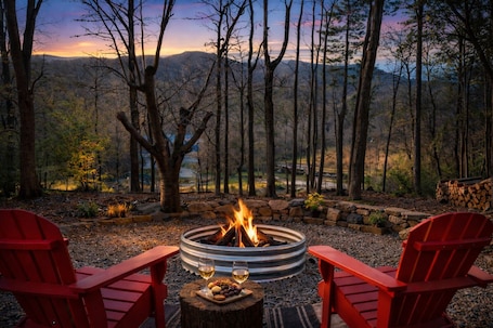 Property grounds. Mountain Views, Firepit, Arcade & Min to Helen