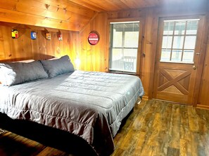 3 soverom, skrivebord, strykejern/-brett og reiseseng for barn