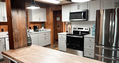 German Inspired! Mountain Views, Arcade, Firepit!