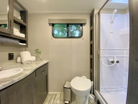 Shower, hair dryer, towels, soap. Relax to the Sound of the River while you soak in a Private Hot Tub