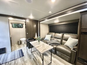 Smart TV - Relax to the Sound of the River while you soak in a Private Hot Tub (Carmel Valley)