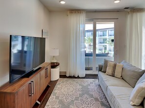 Condo, varias camas, balcón, vista a la playa (#334 - No Pets Allowed) | Área de sala de estar | Televisión de pantalla plana de 40 pulgadas con canales por cable 