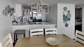 Condo, varias camas, balcón, vista al océano (#507 - No Pets) | Cocina privada | Cafetera y tetera