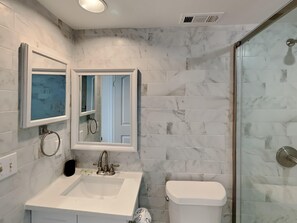 公寓客房, 多張床, 陽台, 海景 (#507 - No Pets) | 浴室 | 名  牌盥洗用品、毛巾、衛生紙