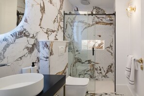 Dusche, Haartrockner, Handtücher, Seife