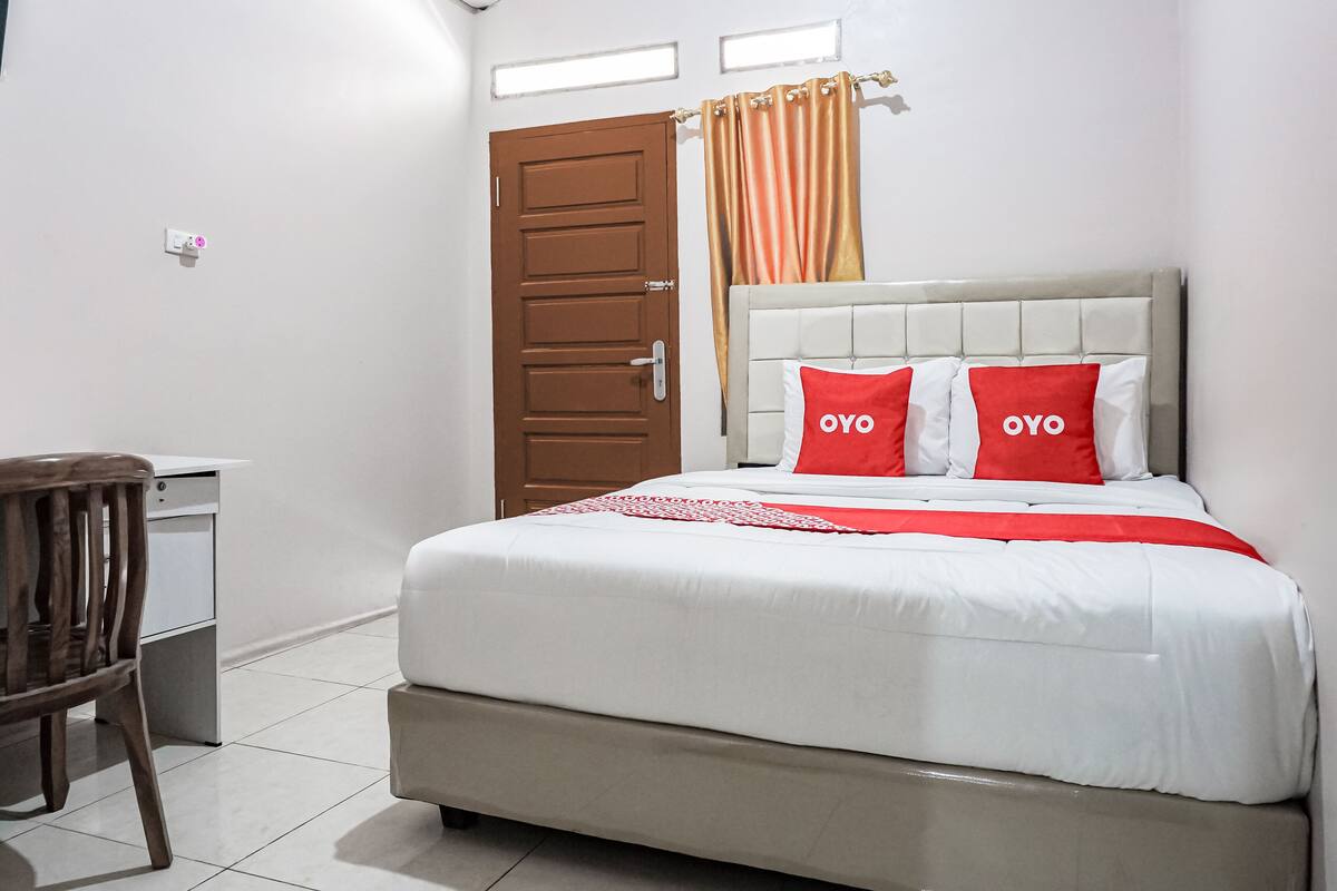 Standard Double Room | Desk, laptop workspace, bed sheets