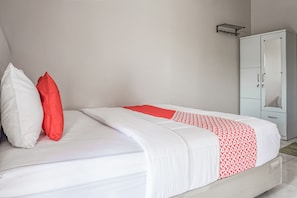 Kamar Double Standar | Meja kerja, ruang kerja ramah laptop, dan seprai linen