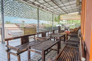 Lobby sitting area - Hotel O Bans Kostel (Bandar Lampung)