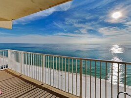 Ein Balkon mit Blick auf das Meer und einen klaren Himmel.
