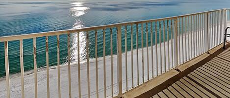 Un balcone con vista sull'oceano e cielo sereno.