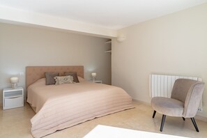 5 bedrooms, iron/ironing board, free WiFi