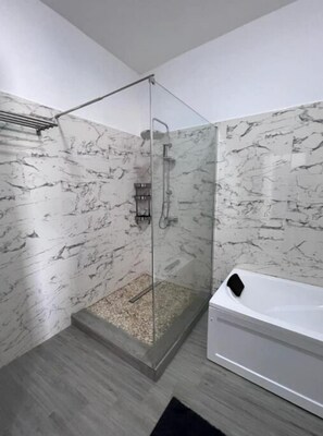 Handtücher, Seife, Toilettenpapier
