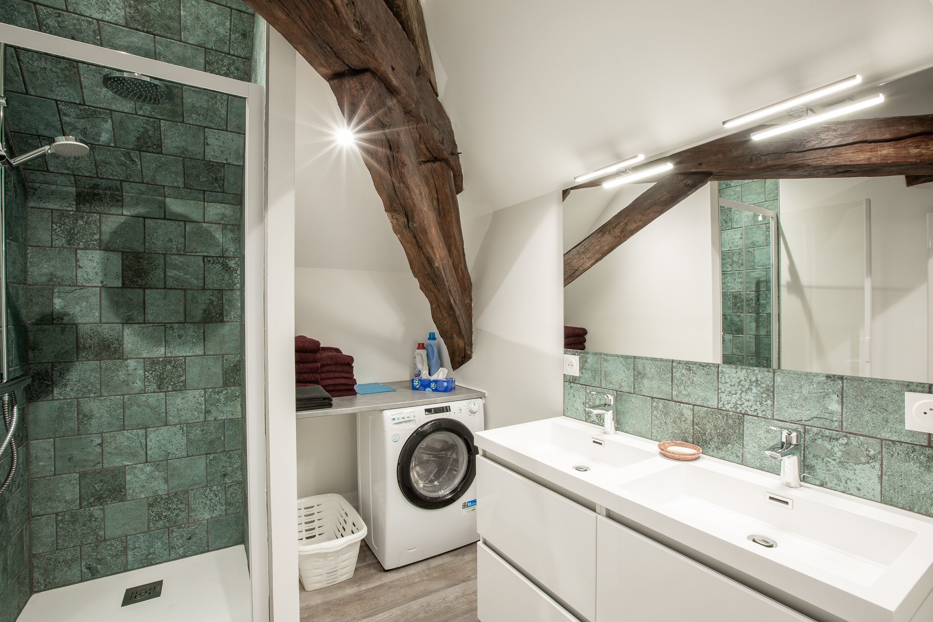 Sèche-cheveux, serviettes fournies