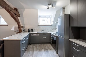 ثلاجة، فرن، غسالة أطباق، ماكينة لصنع القهوة/الشاي