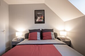 2 bedrooms, iron/ironing board, free WiFi, bed sheets