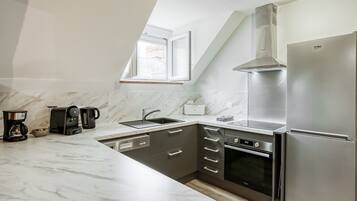 Réfrigérateur, four, lave-vaisselle, cafetiÚre/bouilloire