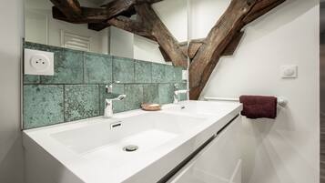 SĂšche-cheveux, serviettes fournies