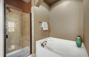 Serviettes fournies, papier toilette