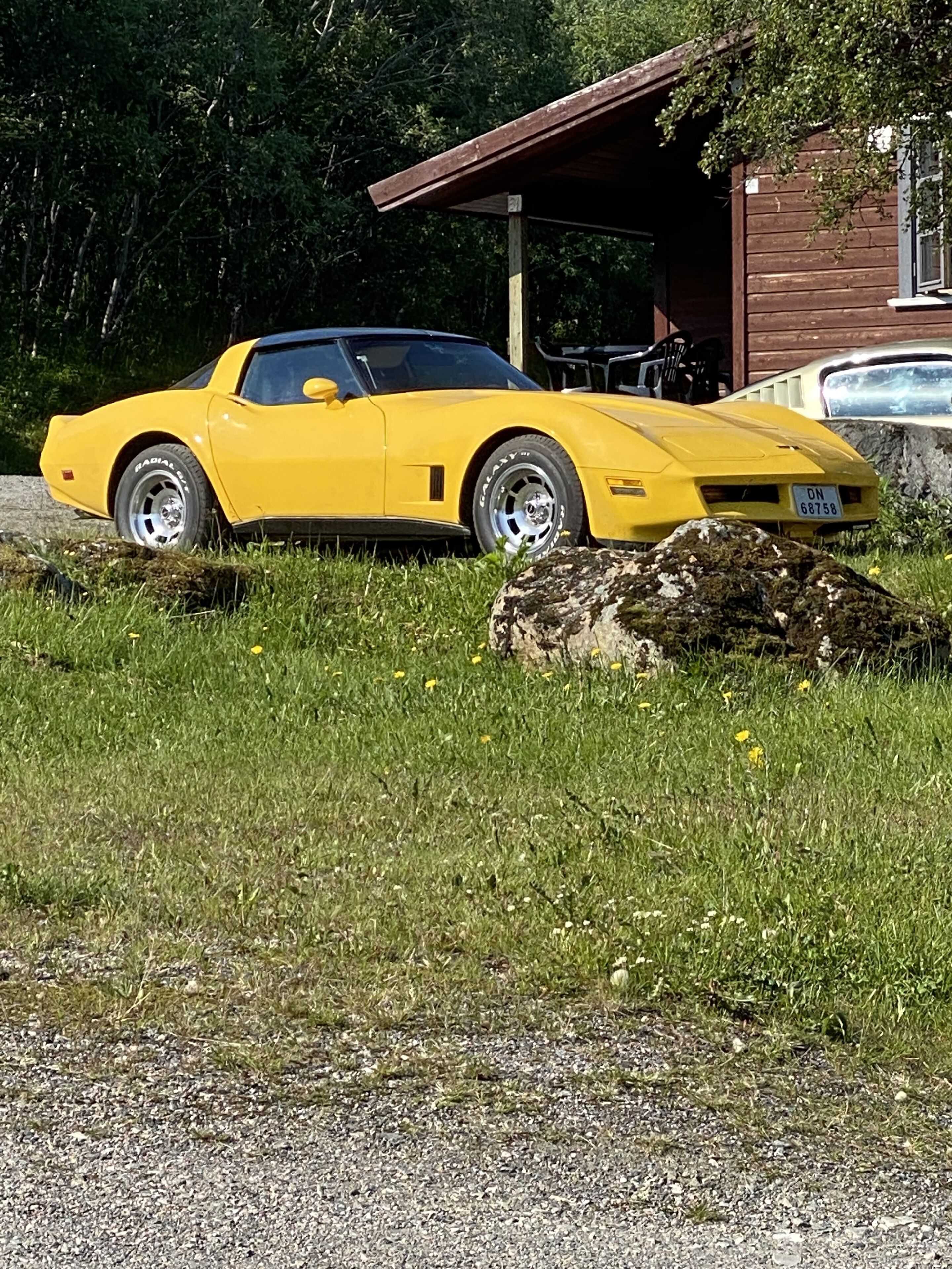 Una televisión de pantalla plana