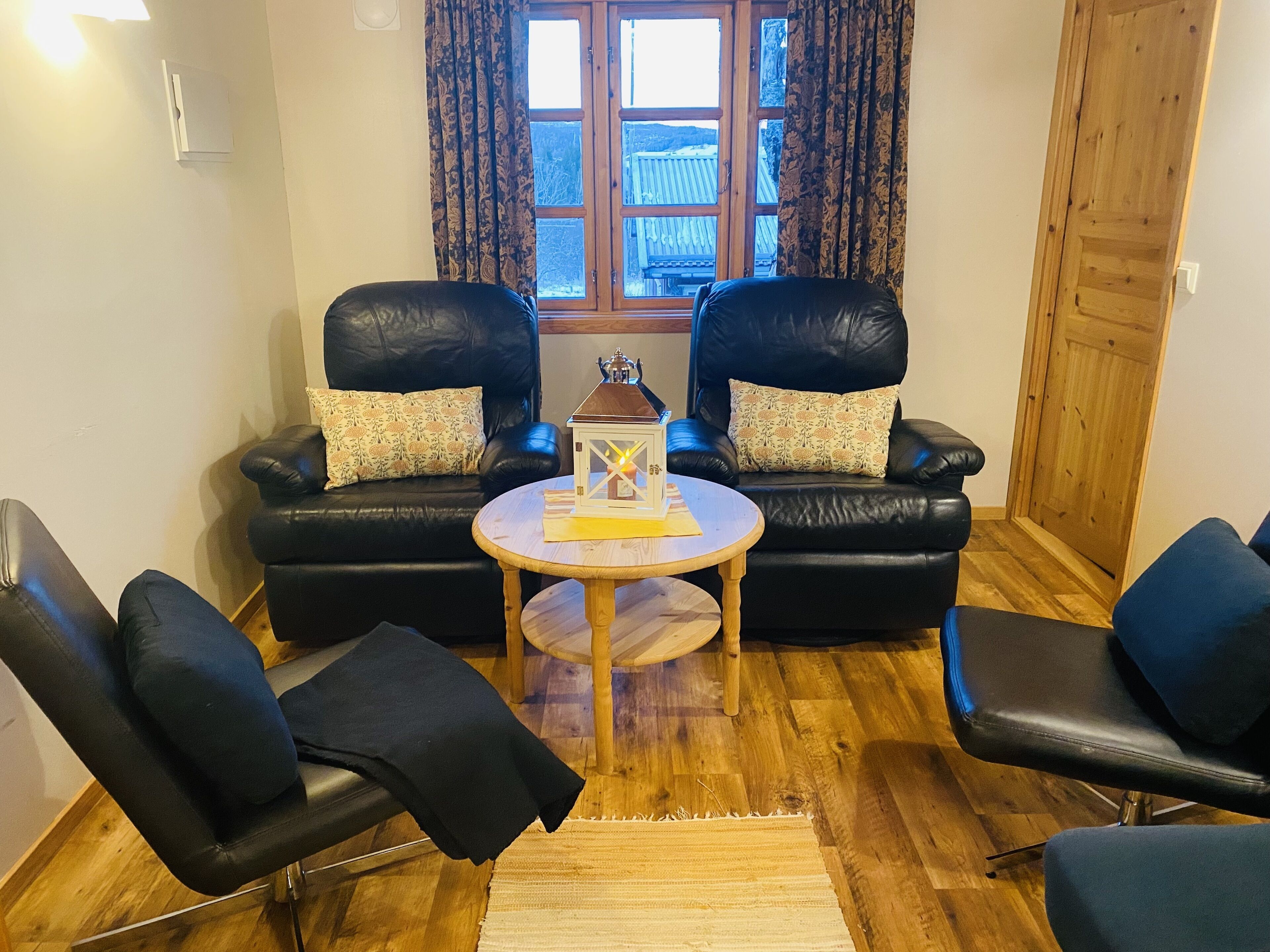 Cabaña básica | Zona de estar | Una televisión de pantalla plana