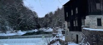 Private Cottage minutes from Moraine State Park and McConnell's Mill State Park.
