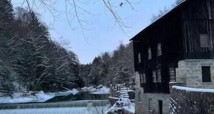 Private Cottage minutes from Moraine State Park and McConnell's Mill State Park.