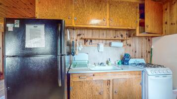 Fridge, oven, stovetop, coffee/tea maker