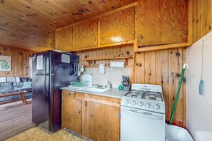 Fridge, oven, stovetop, coffee/tea maker
