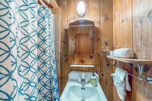 Towels - Charming lakefront cottage with large yard, dock, & fire pit - close to downtown (Topinabee)