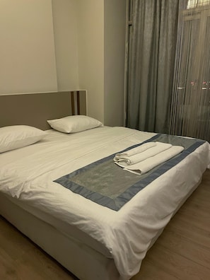 Habitación doble Premium de uso individual | Artículos del minibar gratis, wifi gratis y ropa de cama 