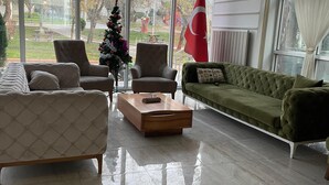 32-inch LCD TV with cable channels - Kentpark Premium  Hotel (Kahramanmaras)