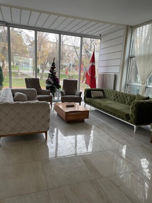 32-inch LCD TV with cable channels - Kentpark Premium  Hotel (Kahramanmaras)