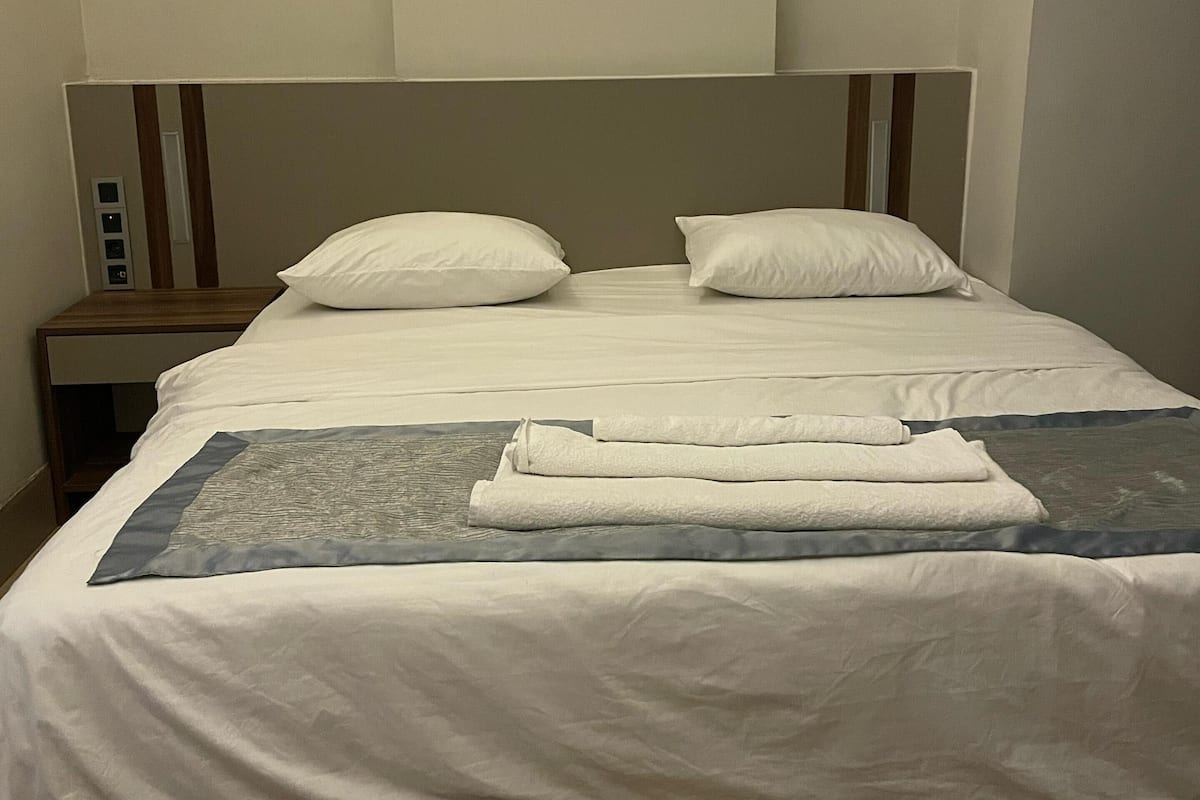 Premium tweepersoonskamer, voor 1 persoon | Een gratis minibar, gratis wifi, beddengoed