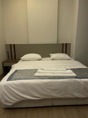 Premium tweepersoonskamer, voor 1 persoon | Een gratis minibar, gratis wifi, beddengoed